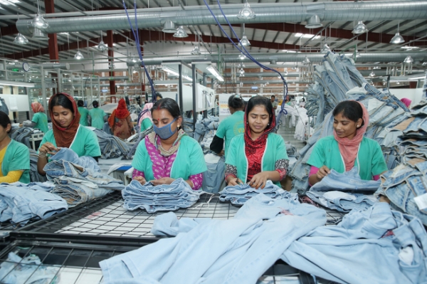 
            Одежда копится на складах в Бангладеш из-за сокращения импорта        