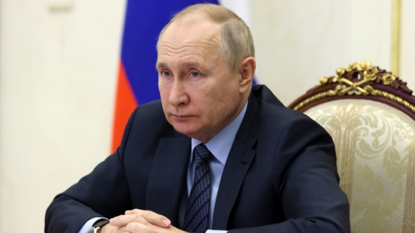 Путин поручил поднять зарплату бюджетников