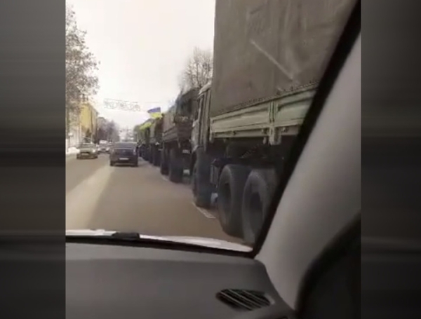В центре Твери заметили военную колонну под флагами Украины