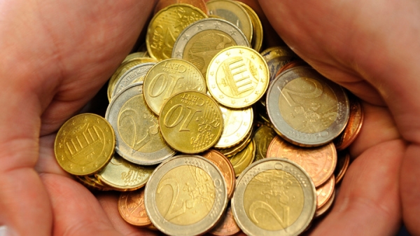 Евро превысил 66 рублей впервые с 6 июля