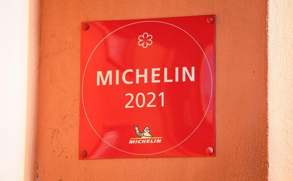 
                    Гастрономический гид Michelin прояснил судьбу звезд российских ресторанов

                