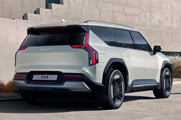 Представлен трехрядный электрический кроссовер KIA EV9 с поворотными креслами второго ряда