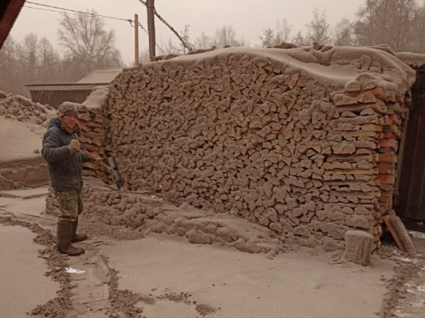 «Ходим в противогазах»: жители поселка у вулкана Шивелуч рассказали о пепельном аде