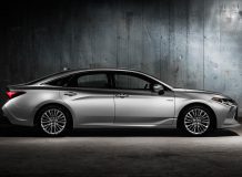 Большой седан Toyota Avalon 2023: в Россию привезли парию машин из Китая