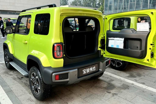 Китайцы представили миниатюрный электрокар Baojun Yep в стилистике Suzuki Jimny