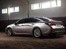 Большой седан Toyota Avalon 2023: в Россию привезли парию машин из Китая