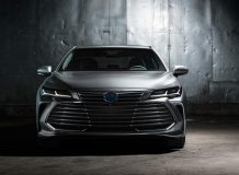 Большой седан Toyota Avalon 2023: в Россию привезли парию машин из Китая