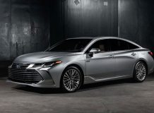 Большой седан Toyota Avalon 2023: в Россию привезли парию машин из Китая