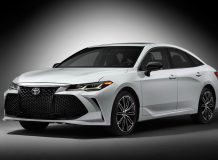 Большой седан Toyota Avalon 2023: в Россию привезли парию машин из Китая