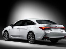 Большой седан Toyota Avalon 2023: в Россию привезли парию машин из Китая