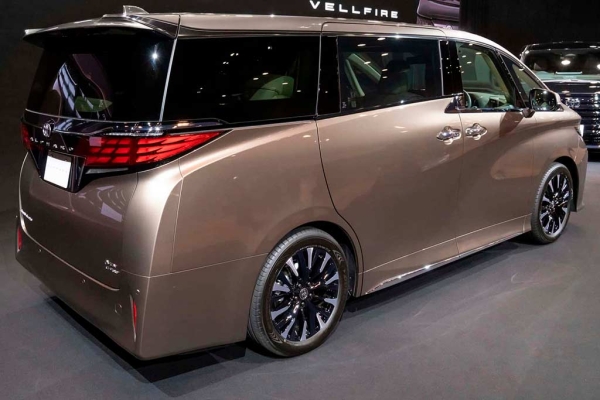 Новые минивэны Toyota Alphard и Vellfire получили еще более агрессивный дизайн экстерьера