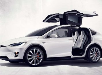 Обзор Tesla Model X 2023: электрический кроссовер с необычными задними дверями