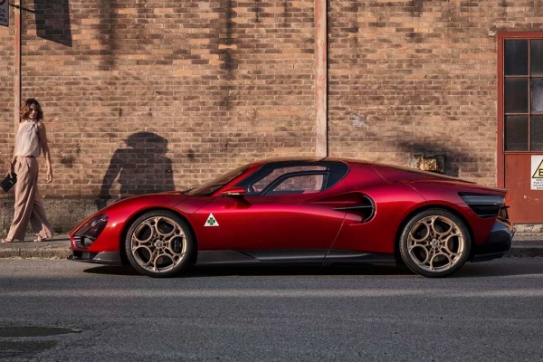 Суперкар Alfa Romeo 33 Stradale дебютирует на рынке в бензиновом и электрическом исполнениях