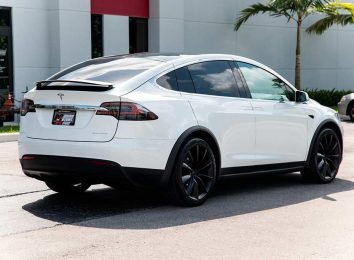 Обзор Tesla Model X 2023: электрический кроссовер с необычными задними дверями