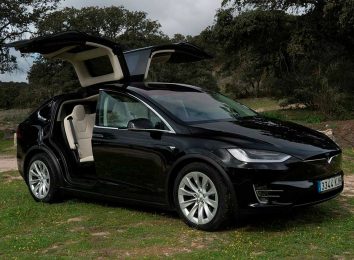 Обзор Tesla Model X 2023: электрический кроссовер с необычными задними дверями