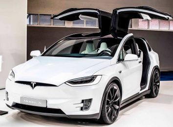 Обзор Tesla Model X 2023: электрический кроссовер с необычными задними дверями