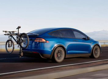 Обзор Tesla Model X 2023: электрический кроссовер с необычными задними дверями