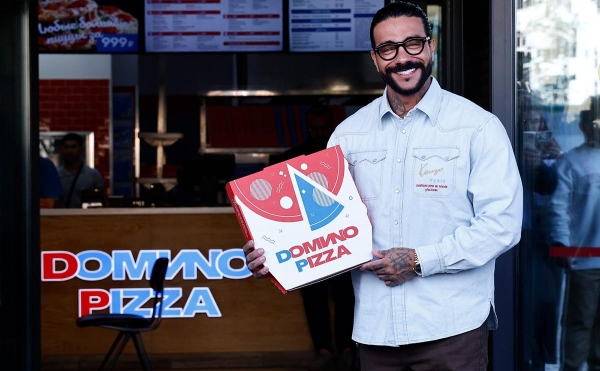 
                    Тимати купил сеть Domino's Pizza в России и убрал одну букву из названия

                