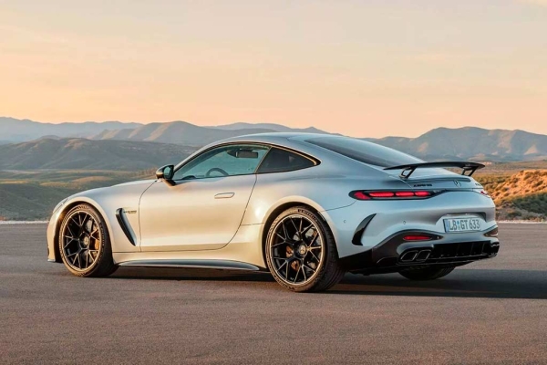 Новый Mercedes-AMG GT дебютировал в двух версиях: AMG 55 и AMG 63