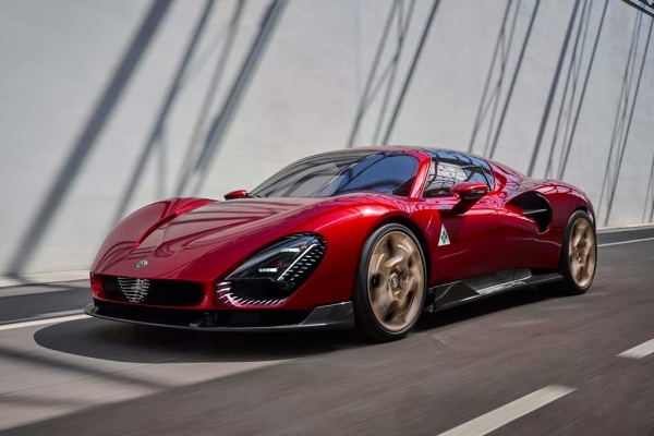 Суперкар Alfa Romeo 33 Stradale дебютирует на рынке в бензиновом и электрическом исполнениях