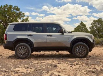 Новый Toyota Land Cruiser Prado 250 стал более утилитарным и примерил ретро-дизайн