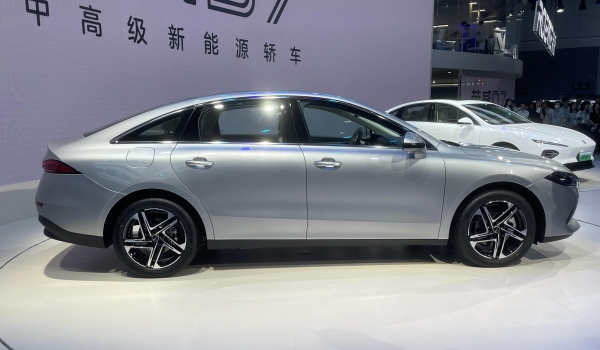 Новый седан Roewe D7: две версии с разной компоновкой