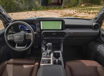 Новый Toyota Land Cruiser Prado 250 стал более утилитарным и примерил ретро-дизайн