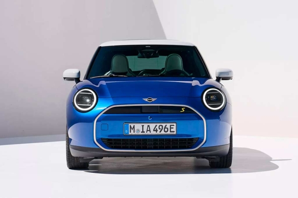 Представлен новый Mini Cooper SE 2024: минималистичный дизайн и световой декор