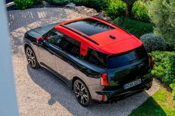 Новый кроссовер Mini Countryman обзавелся драйверской версией John Cooper Works