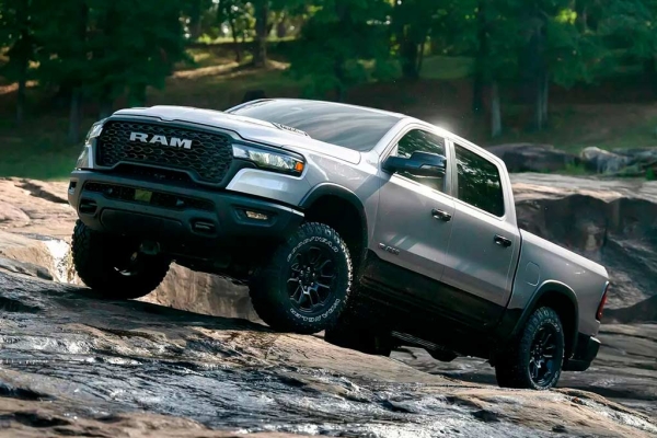 Обновленный пикап RAM 1500 лишился двигателей V8, но обзавелся гибридной модификацией