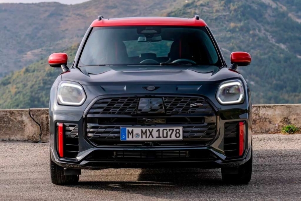 Новый кроссовер Mini Countryman обзавелся драйверской версией John Cooper Works