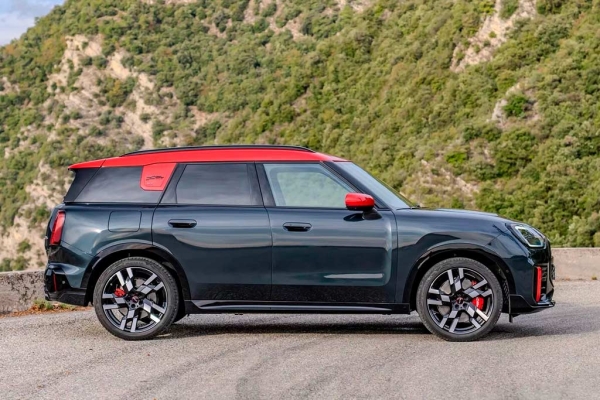 Новый кроссовер Mini Countryman обзавелся драйверской версией John Cooper Works