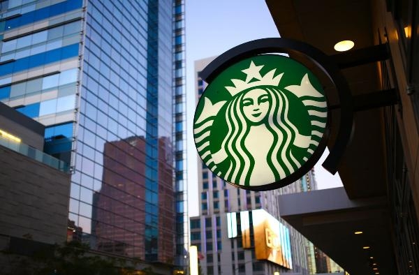 Starbucks возвращает сотрудников в офисы
Starbucks возвращает сотрудников в офисы