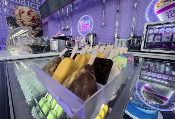 Бывший производитель мороженого Baskin Robbins в России открыл первое кафе BRandICE
Бывший производитель мороженого Baskin Robbins в России открыл первое кафе BRandICE