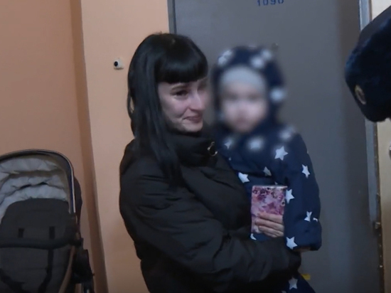 «Бухает, снимается голой»: мать издевалась во время стрима над ребенком