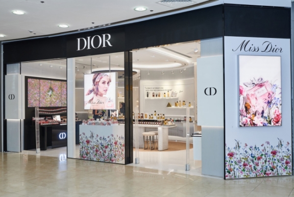 Падение выручки российских магазинов Chanel и Dior превысило 70%
Падение выручки российских магазинов Chanel и Dior превысило 70%