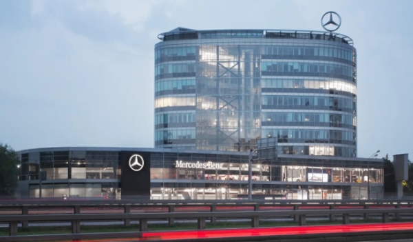 Российское подразделение Mercedes-Benz меняет название
Российское подразделение Mercedes-Benz меняет название