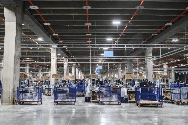 Ozon открывает новый фулфилмент-центр в Подмосковье
Ozon открывает новый фулфилмент-центр в Подмосковье