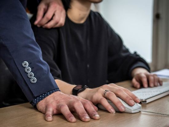 Названы масштабы сексуальных домогательств к молодым женщинам на работе