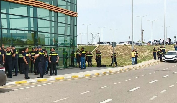 Пассажиров первого рейса из Москвы в Тбилиси встретили недружелюбно Пассажиров первого рейса из Москвы в Тбилиси встретили недружелюбно