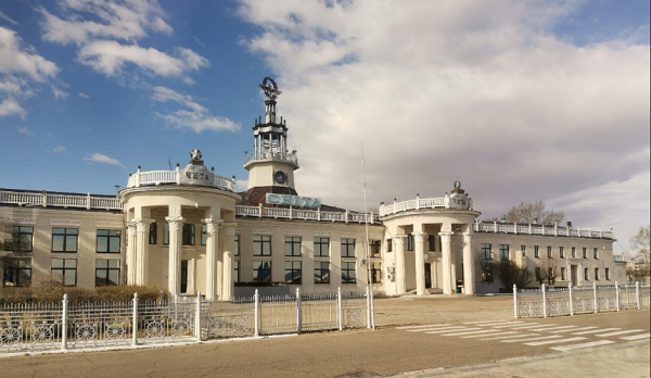 Рейс из Читы в Москву отложили из-за пассажирки, открывшей аварийный выход Рейс из Читы в Москву отложили из-за пассажирки, открывшей аварийный выход