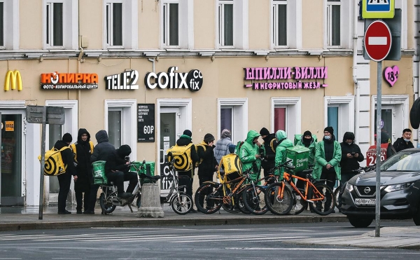 Курьеров Delivery переведут на цвета «Яндекса» и избавят от зеленых сумок
Курьеров Delivery переведут на цвета «Яндекса» и избавят от зеленых сумок