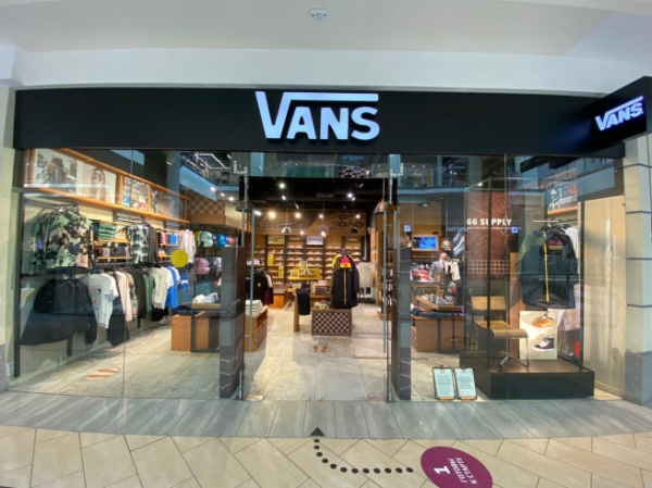 Владелец Vans и The North Face решил закрыть магазины в России
Владелец Vans и The North Face решил закрыть магазины в России