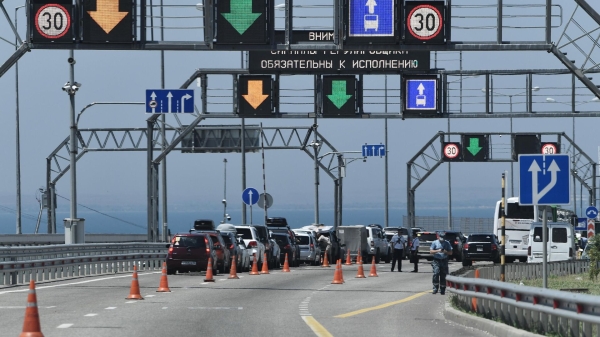 Более 500 автомобилей находятся в очереди на Крымский мост со стороны Краснодарского края Более 500 автомобилей находятся в очереди на Крымский мост со стороны Краснодарского края