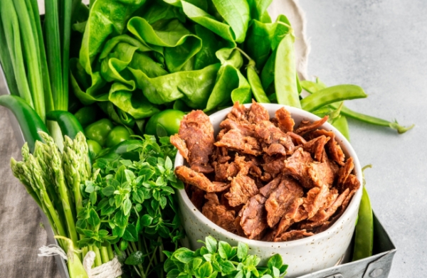В России растет потребление растительных аналогов молочных и мясных продуктов
В России растет потребление растительных аналогов молочных и мясных продуктов