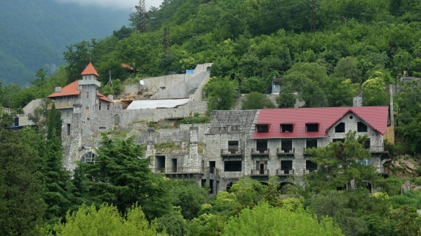 Спасатели ищут туристку из Москвы, которую унесло течением во время ливня в Абхазии Спасатели ищут туристку из Москвы, которую унесло течением во время ливня в Абхазии