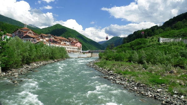 Курорт "Красная Поляна" в Сочи закрыл канатные дороги из-за ливней Курорт "Красная Поляна" в Сочи закрыл канатные дороги из-за ливней