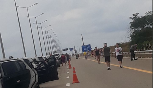 Движение по Крымскому мосту возобновлено после срабатывания ПВО Движение по Крымскому мосту возобновлено после срабатывания ПВО