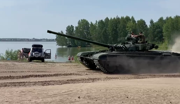 Танк распугал отдыхающих на берегу озера в Тюменской области Танк распугал отдыхающих на берегу озера в Тюменской области