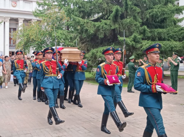 «Тут опасность за каждым привалом»: в Екатеринбурге простились с военкором Ростиславом Журавлевым